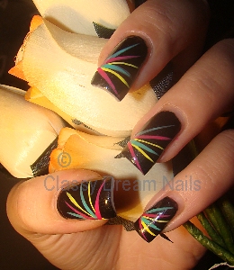 Gel, zwarte nagellak met 3 verschillende kleuren stripings (nailart luxe)